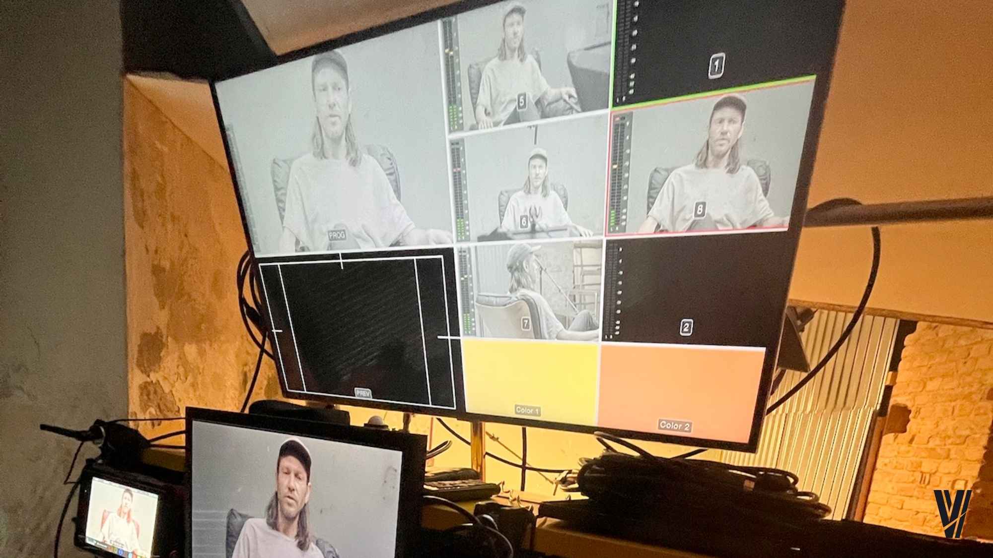 Die Bildschirme im Values & Ventures Show Studio.