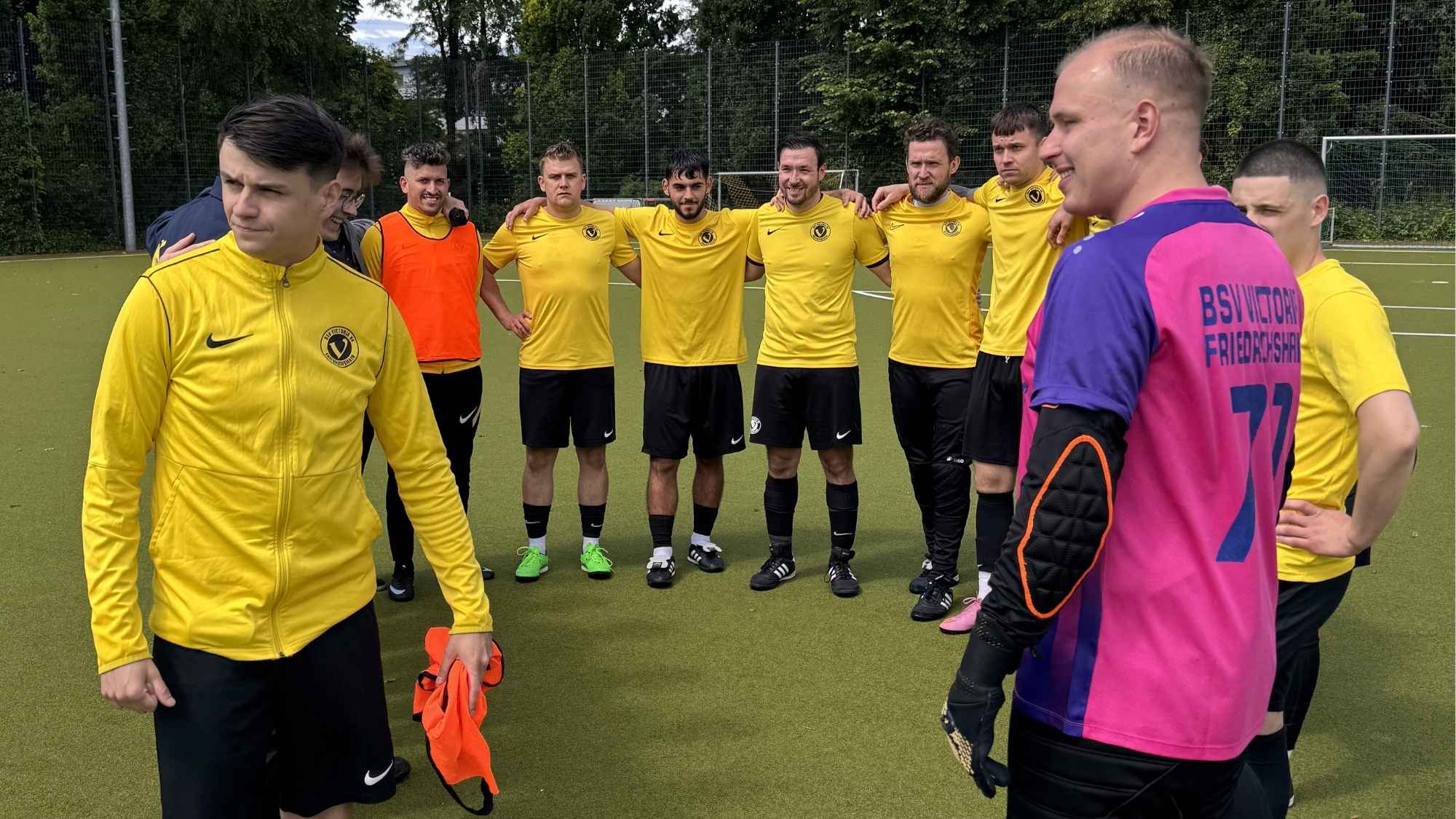 Team BSC Victoria Friedrichshain versammelt sich im Kreis vor dem Anstoss.