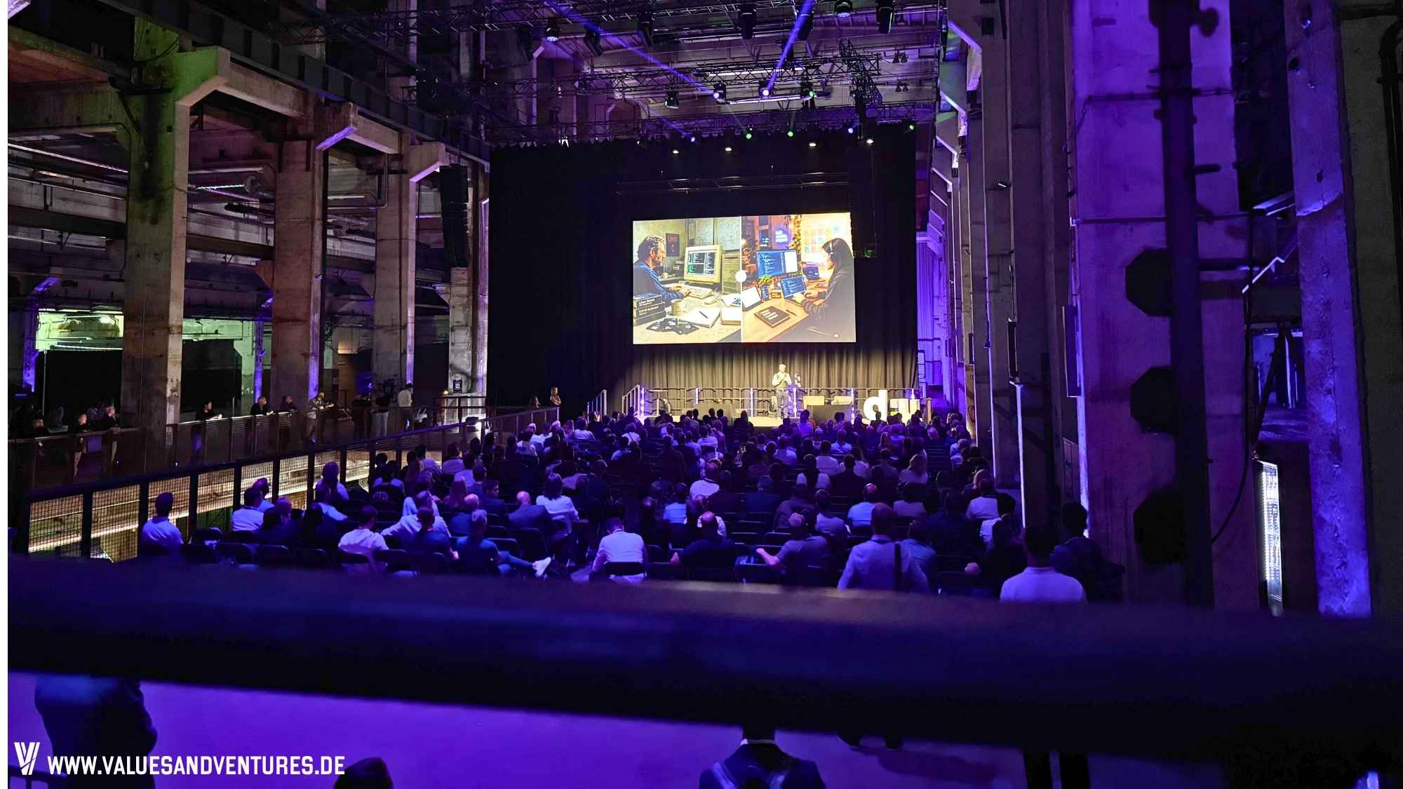 Philipp Klöckner füllt die Stage auf der data:unplugged in Berlin.