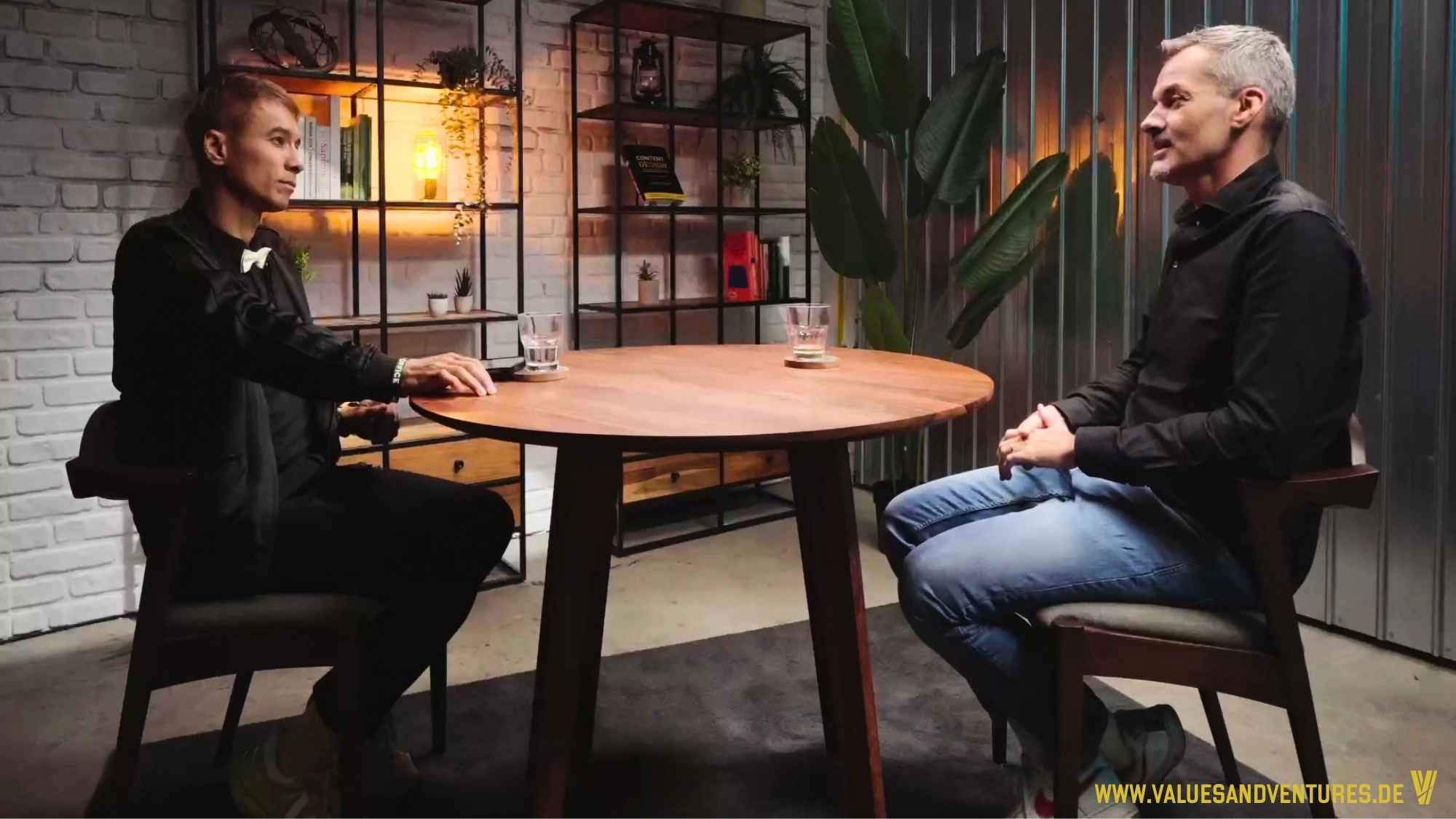 Ben Harmanus und Michael Witzenleiter im Values & Ventures Studio.