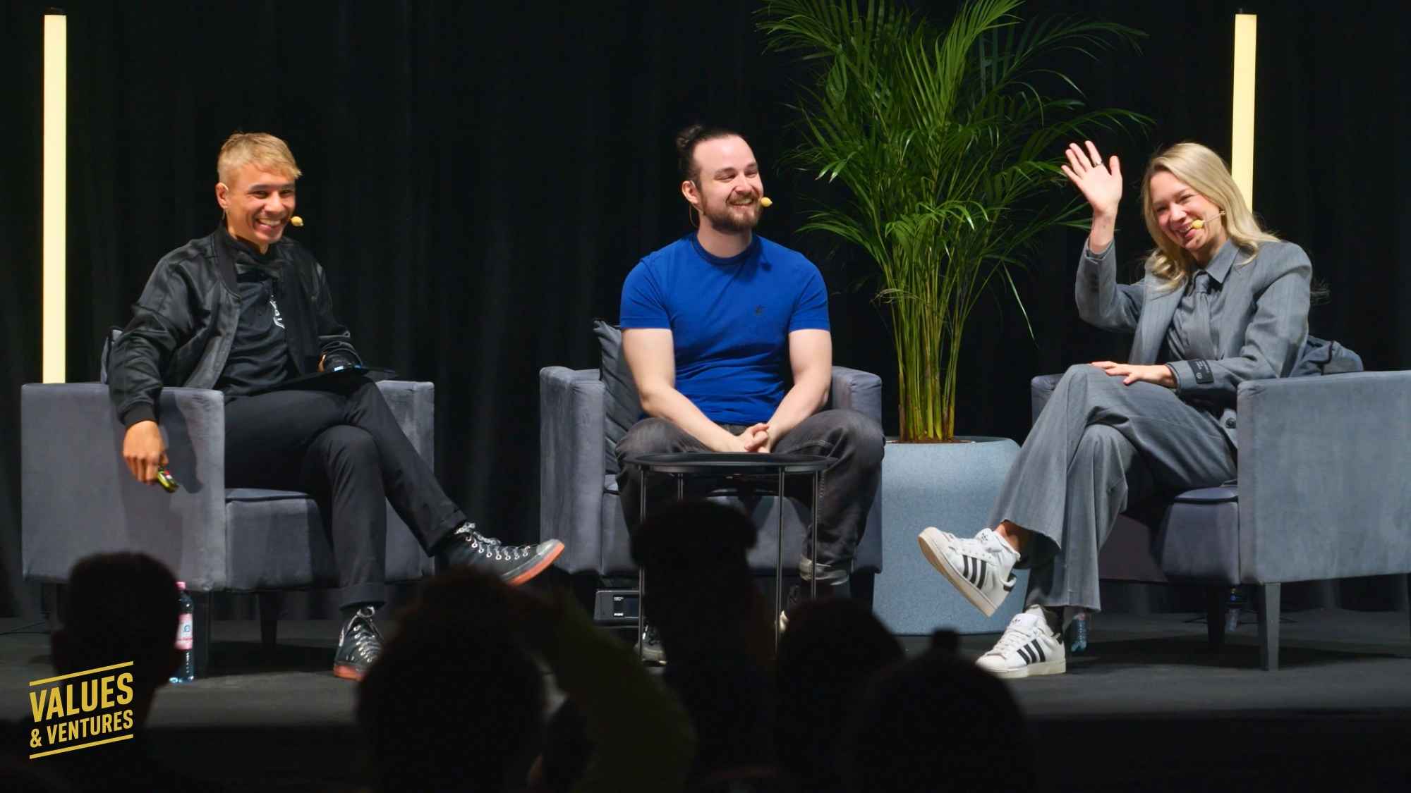 Ben Harmanus, Franz Wegner und Emma-Isadora Hagen auf der Bühne der E-Commerce Berlin Expo 2026.