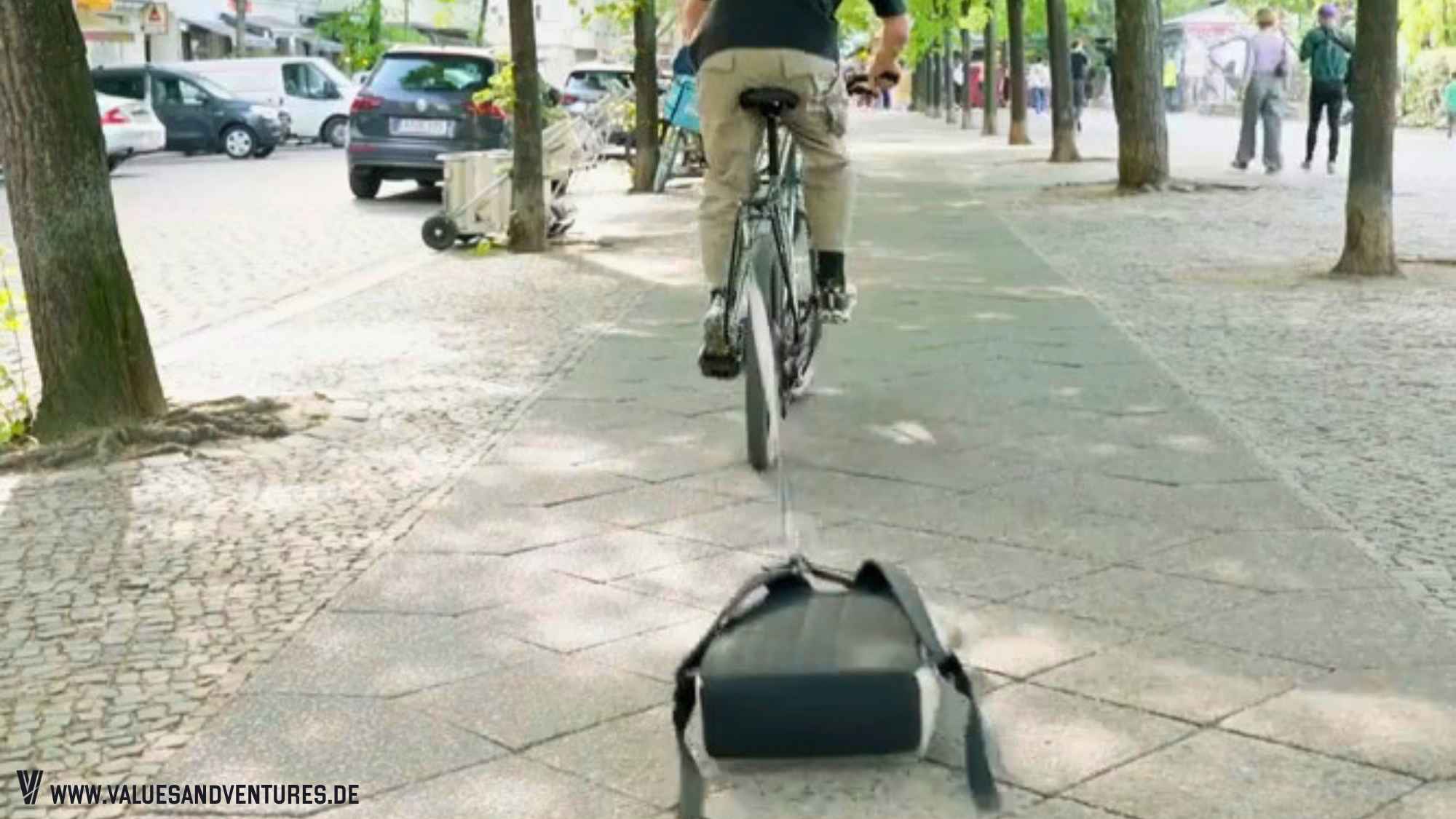 Jochen Smuda testet einen Ucon Rucksack.