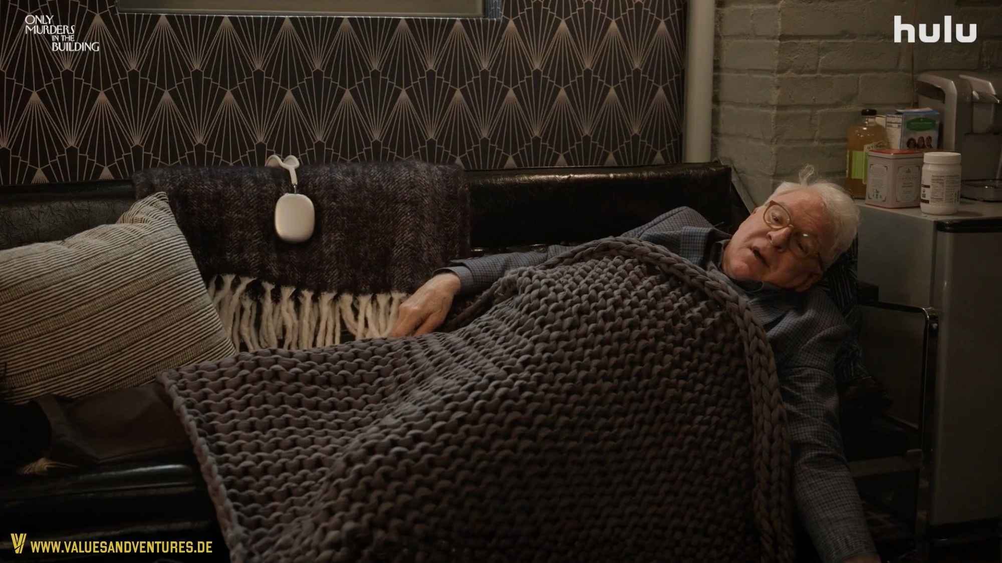 Steve Martin in der Serie Only Murders in the Building mit einer Bearaby-Decke.