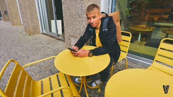 Ben Harmanus in einem Berliner Café an einem gelben Tisch. Foto: Alexander Schneider